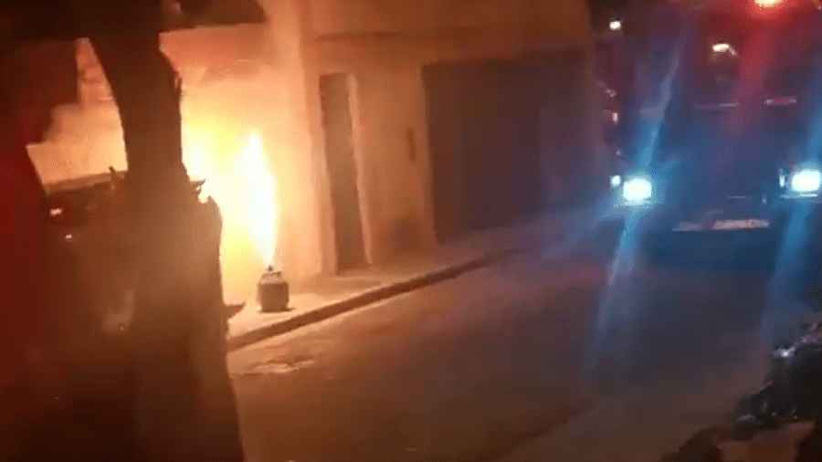 Vídeo feito por vizinho mostra botijão de gás pegando fogo na Casa Verde. Uma mulher morreu carbonizada e um homem teve 50% do corpo queimado - Reprodução/Twitter