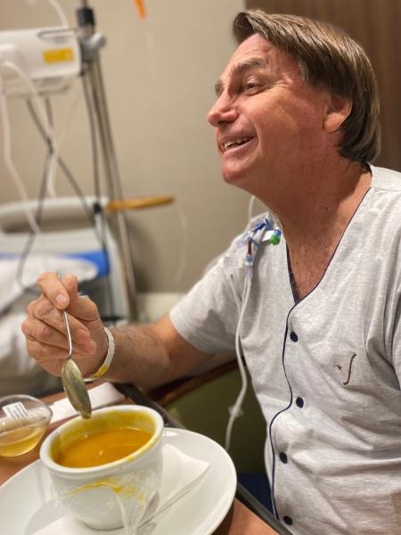 Presidente Jair Bolsonaro postou foto ingerindo dieta cremosa durante sua internação no Hospital Vila Nova Star - Reprodução/Instagram/Jair Bolsonaro