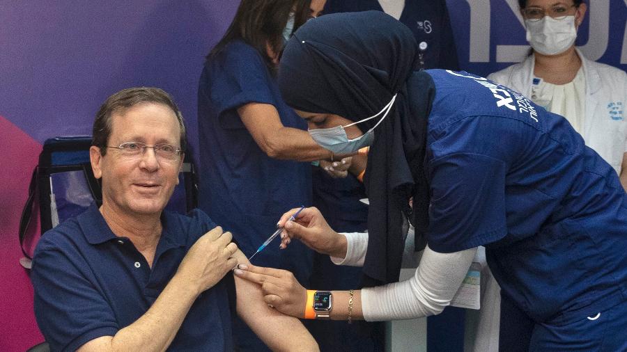 O presidente de Israel Isaac Herzog recebe terceira dose da vacina da Pfizer/BioNTech contra covid-19 - Maya Alleruzzo/Pool/AFP