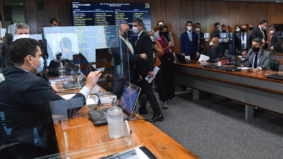 22 set. 2021 - Senadores Davi Alcolumbre (DEM-AP) e Alessandro Vieira (Cidadania-SE) discutem na CCJ do Senado, em Brasília - Roque de Sá/Agência Senado