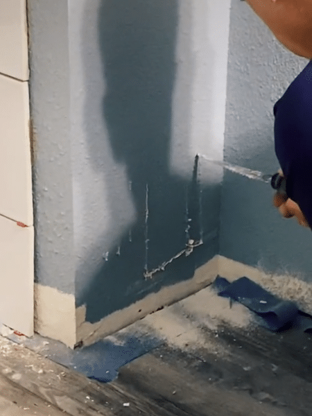 Construction worker tearing up wall to remove cat - clone / TikTok / @giavannaaaa__ - clone / TikTok / @giavannaaaa__