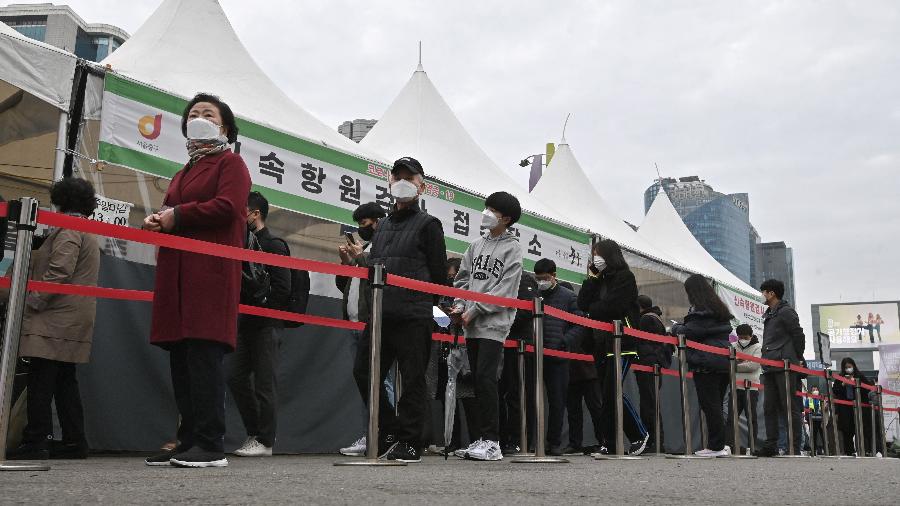 17.mar.2022 - Pessoas aguardam na fila para fazer teste de covid-19 em Seul, na Coreia do Sul - Jung Yeon-je/AFP