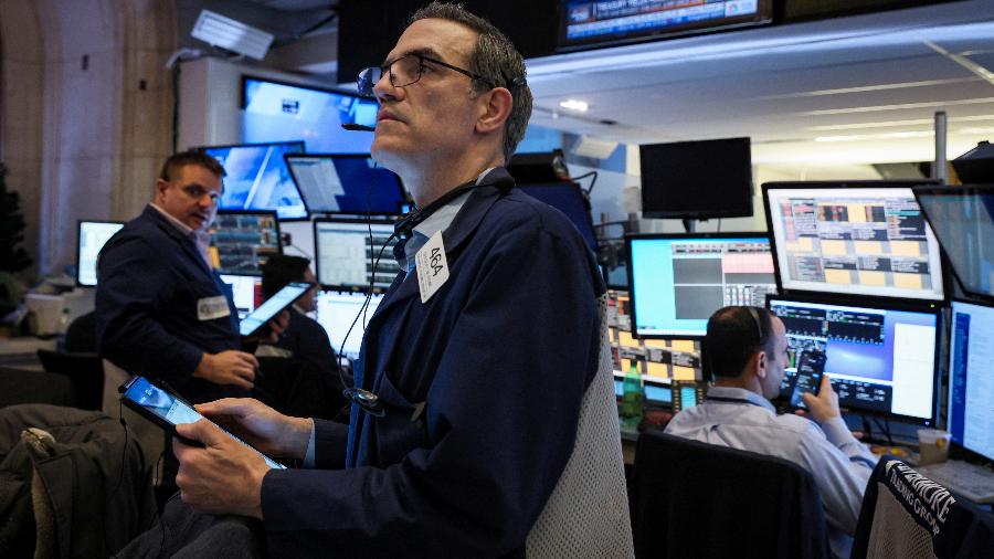 Operadores trabalham na Bolsa de Nova York, EUA - Brendan McDermid/Reuters