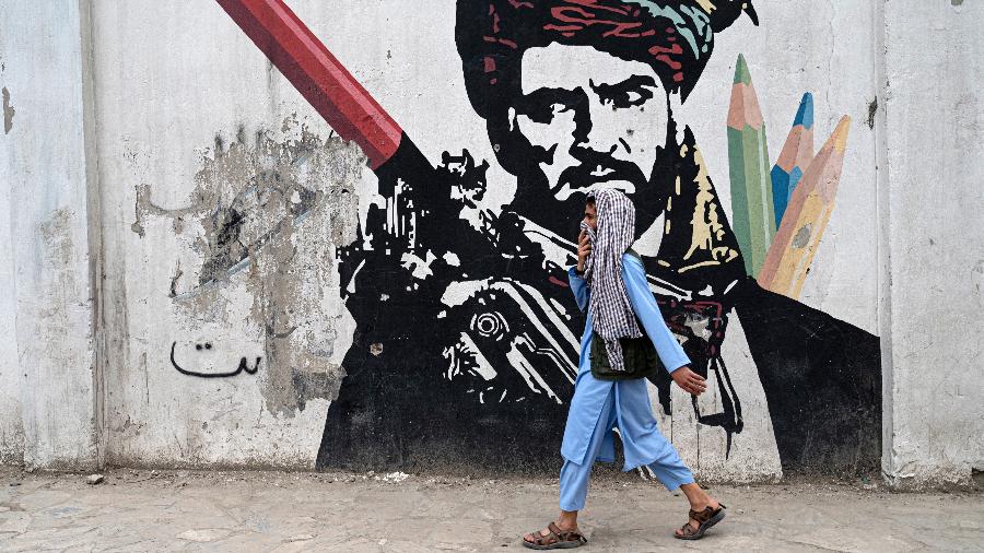 8 mai. 2022 - Homem caminha pelas ruas de Cabul, no Afeganistão - Wakil Kohsar/AFP