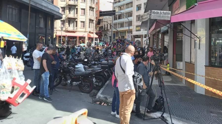 Vista da rua 25 de Março a partir da interditada Comendador Abdo Schahin, endereço do prédio em que o fogo começou - Wanderley Preite Sobrinho/UOL