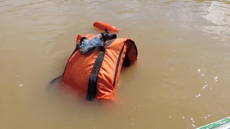 Model floating in a river in Colombia - Equitas Foundation - Equitas Foundation