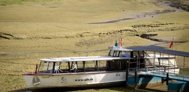 Seca produz cenas como esta de um barco encalhado em lago entre França e Suiça