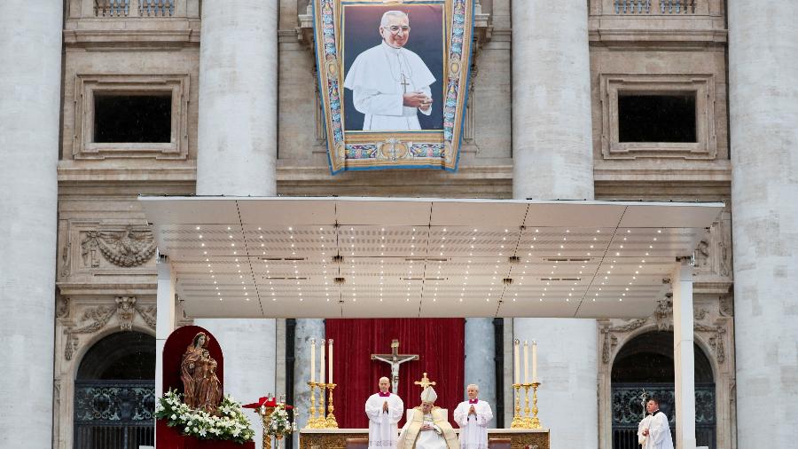 Papa Francisco durante a missa de beatificação do Papa João Paulo I, na Praça de São Pedro - Vatican Media/­via REUTERS