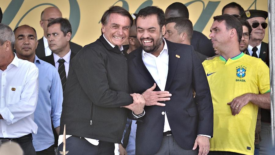 O presidente Jair Bolsonaro (PL) brinca com o governador Cláudio Castro (PL) durante o ato de 7 de setembro, em Copacana - Saulo Angelo/ Futura Press/ Folhapress