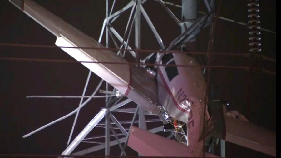 Dupla que estava no avião ficou presa por sete horas em torre de alta tensão -  ABC affiliate WJLA via REUTERS