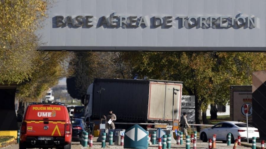 Militares na entrada da Base Aérea da Aeronáutica da Espanha nesta quinta-feira (1) após o recebimento de um "pacote suspeito"; nos últimos dias, cartas-bombas foram enviadas a autoridades - OSCAR DEL POZO/AFP