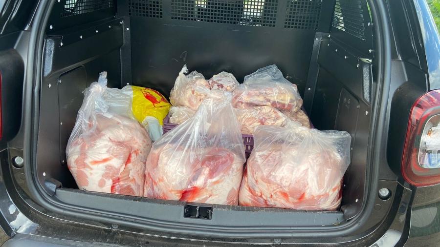 No local foi encontrada carne suína que seria miusturada à de cavalo para disfarçar o sabor - Divulgação/Polícia Civil