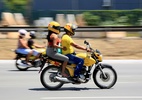Elas na garupa: o que explica tantas mulheres usando moto por aplicativo? (Foto: Getty Images)