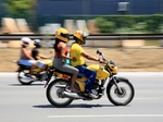 Bracinho do grau: motociclista PCD empina moto usando gambiarra