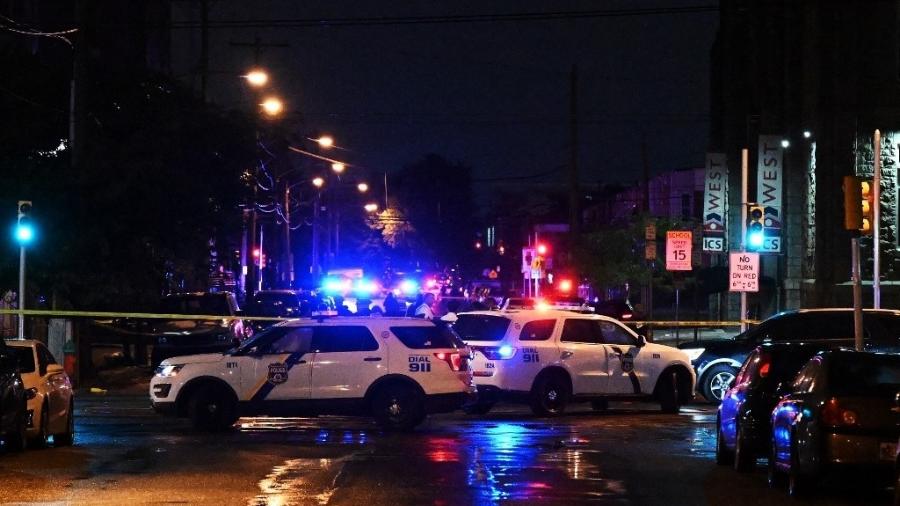 Policiais atuam após tiroteio deixar quatro mortos na Filadélfia - DREW HALLOWELL/Getty Images via AFP