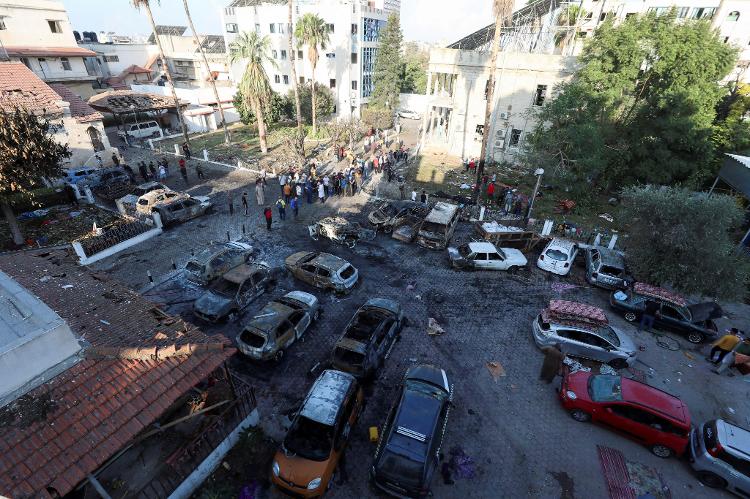 Centenas de palestinos são mortos em uma explosão no Hospital Al-Ahli, no centro de Gaza