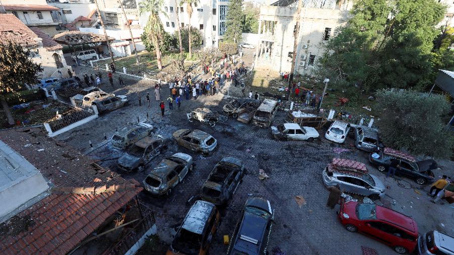 Uma imagem mostra uma área do hospital Al-Ahli onde centenas de palestinos foram mortos após uma explosão em Gaza
