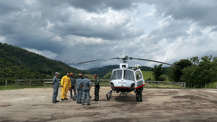 Bombeiros se preparam para retirar corpos de helicóptero encontrado em Paraibuna (SP) em janeiro de 2024