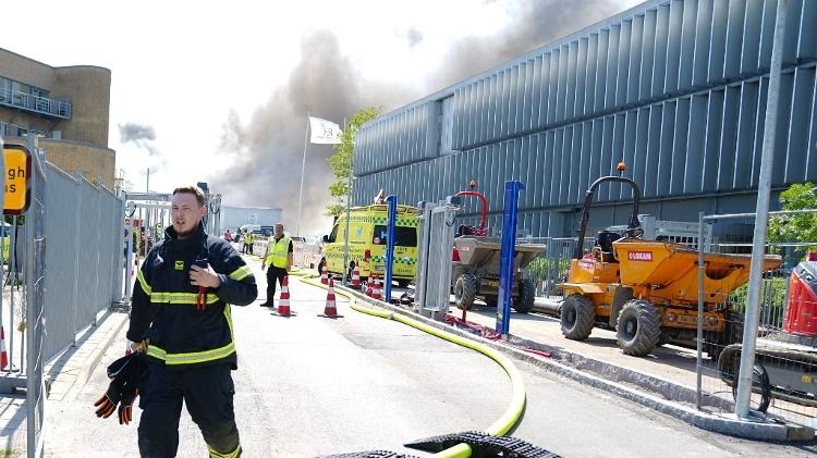 Um grande incêndio atingiu hoje um edifício do grupo farmacêutico Novo Nordisk, fabricante dos medicamentos para emagrecer Ozempic e Wegovy. O prédio fica nos arredores de Copenhague, na Dinamarca.