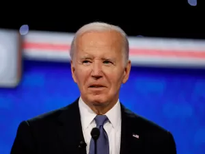 Um em cada três eleitores democratas acha que Biden deve sair da eleição