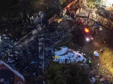 Bombeiros retiram 31 corpos de destroços de avião que caiu em Vinhedo (SP)