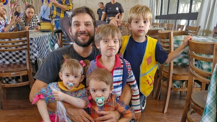 Thiago com os filhos; esposa morreu em setembro do ano passado