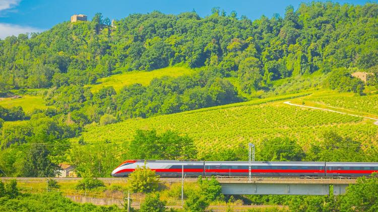 Uma passagem de trem de alta velocidade de Madrid para Roma pode custar a partir de €100 em baixa temporada, podendo chegar a €250 ou mais em alta temporada. Na foto: Trem em campos da Itália