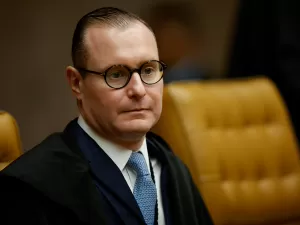 Defesa de Bolsonaro quer impedir que Dino e Zanin participem de julgamento