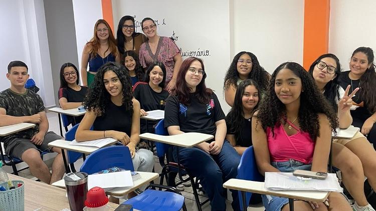 As professoras Júlia Sahium, Laura Macêdo e Débora Rocha com seus alunos