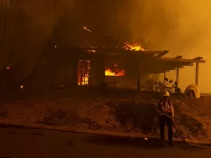 Incêndio florestal se espalha e milhares precisam sair de casa na Califórnia