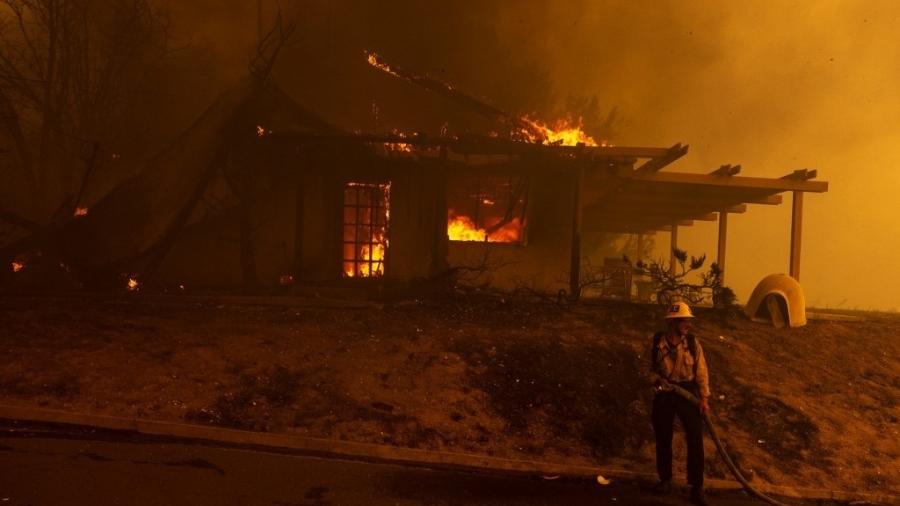 Fogo atinge casa em Camarillo Heights, na Califórnia, em 6 de novembro de 2024 - ETIENNE LAURENT/AFP