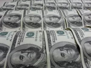 Dólar cai pelo segundo dia seguido, mas segue no patamar de R$ 5,80