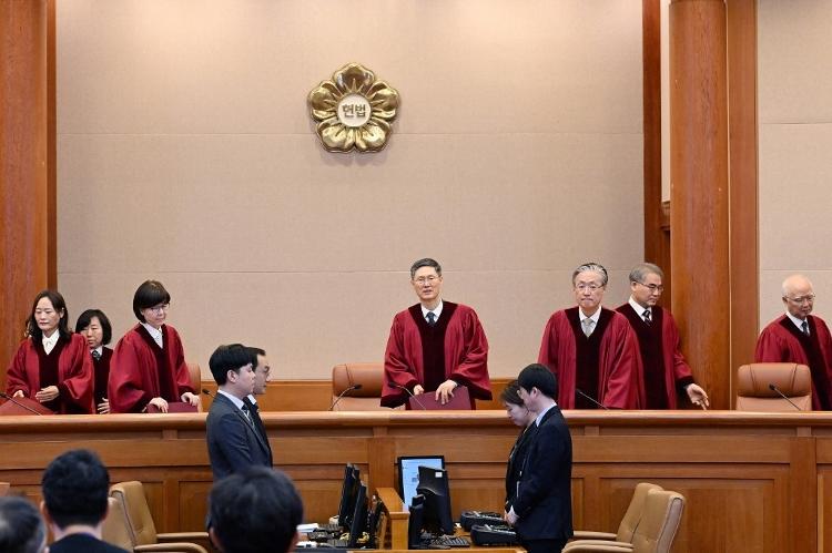 Juízes do Tribunal Constitucional da Coreia do Sul chegam para o veredito de impeachment do primeiro-ministro sul-coreano Han Duck-soo Juízes do Tribunal Constitucional da Coreia do Sul chegam para o veredito de impeachment do primeiro-ministro sul-coreano Han Duck-soo