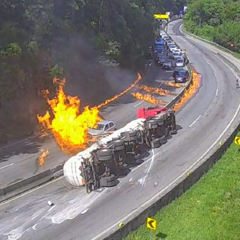 Carreta de combustível explode na BR-101 em SC e incendeia 25 veículos