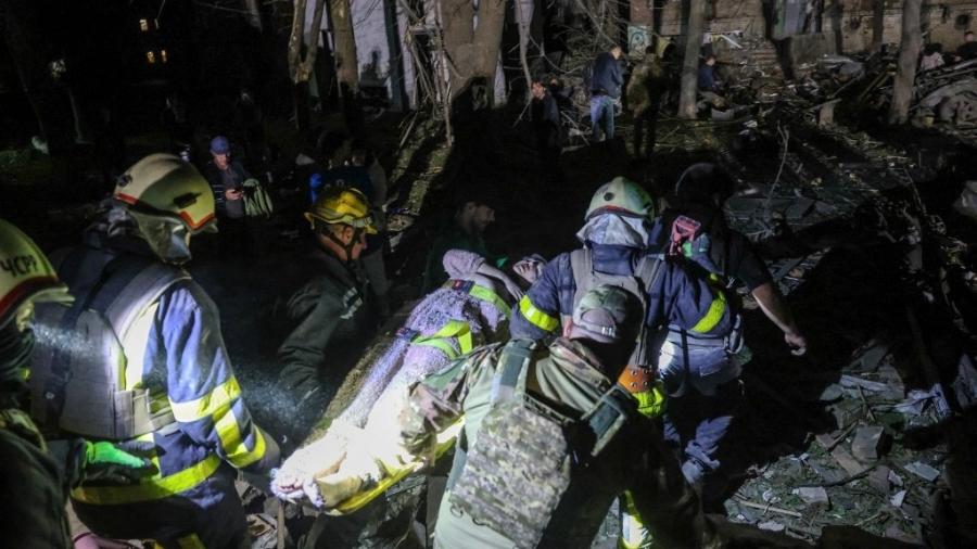 24.abr.2025 - Pessoa é resgatada de escombros após um ataque russo em Kiev 24.abr.2025 - Pessoa é resgatada de escombros após um ataque russo em Kiev