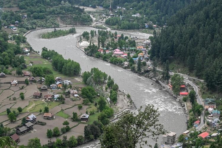 O rio Neelum e os assentamentos ao longo da Linha de Controle entre a Índia, ao lado esquerdo, e o Paquistão, do lado direito, são fotografados em 3 de maio de 2025, no Vale do Neelum, um distrito na Caxemira administrada pelo Paquistão O rio Neelum e os assentamentos ao longo da Linha de Controle entre a Índia, ao lado esquerdo, e o Paquistão, do lado direito, são fotografados em 3 de maio de 2025, no Vale do Neelum, um distrito na Caxemira administrada pelo Paquistão