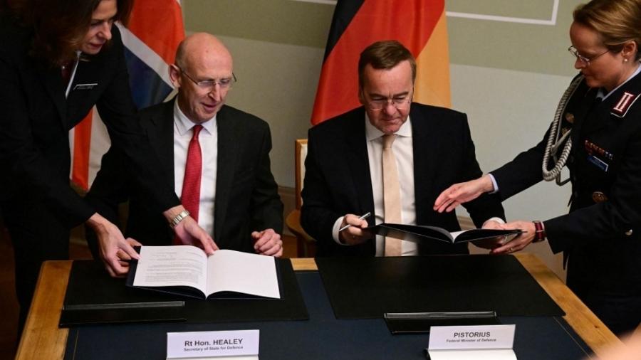 15.mai.2025 - O secretário de Defesa do Reino Unido, John Healey, e o ministro de Defesa da Alemanha, Boris Pistorius, assinam o acordo de cooperação entre os países 15.mai.2025 - O secretário de Defesa do Reino Unido, John Healey, e o ministro de Defesa da Alemanha, Boris Pistorius, assinam o acordo de cooperação entre os países