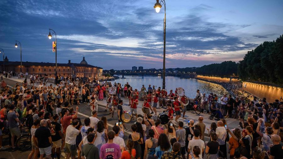 Músicos tocam na rua durante festival anual da França, Fête de la Musique, em Toulouse Músicos tocam na rua durante festival anual da França, Fête de la Musique, em Toulouse