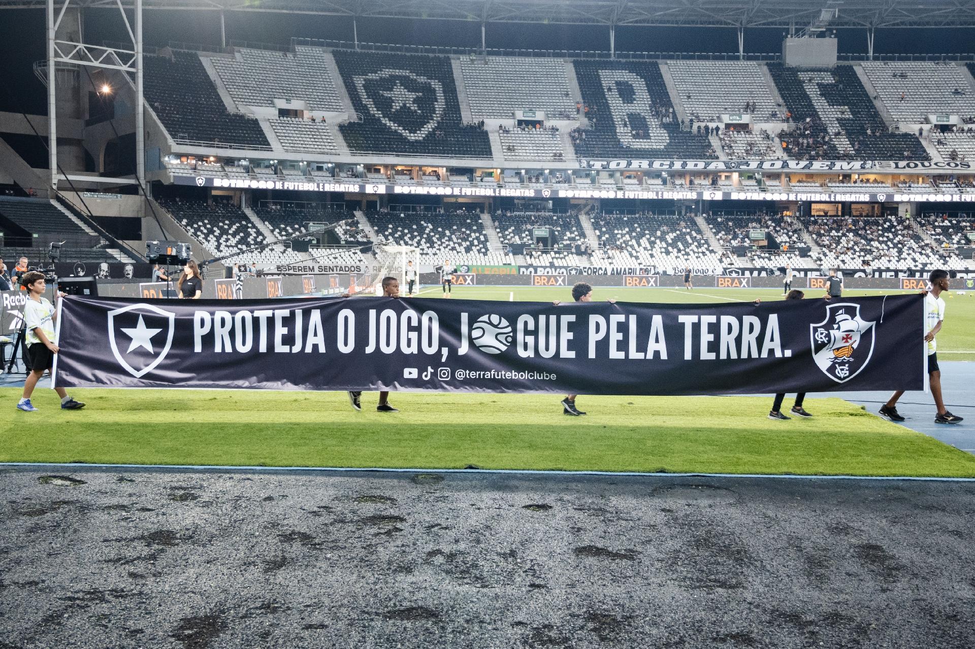Campanha do Terra FC durante o jogo Botafogo x Vasco no Engenhão, em novembro de 2024 - undefined