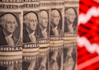 Dólar abre em baixa, a R$ 4,91, com petróleo em queda, a US$ 98
