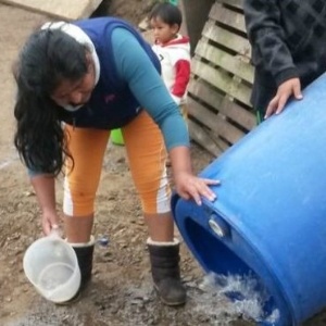 Em Lima, capital do Peru, famílias mais pobres sofrem com escassez do líquido; moradores dizem deixar de comprar produtos essenciais para pagar pela água - BBC