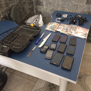 Operação resultou na apreensão de 15 celulares, sete facas, 21 DVDs piratas, uma churrasqueira elétrica e duas tendas, além de R$ 5.000 em espécie - Divulgação/MP-RJ