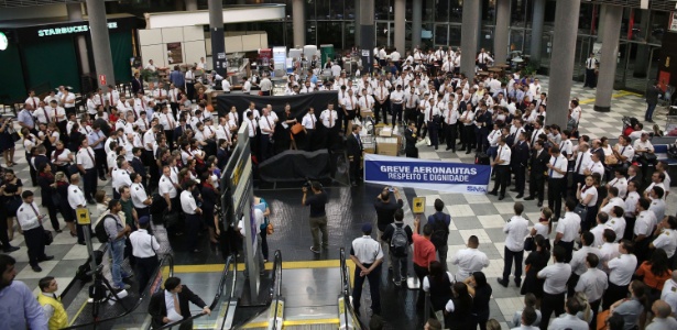 Aeroviários e aeronautas fizeram manifestação no aeroporto de Congonhas na manhã desta quarta-feira (3) - Renato S. Cerqueira/Futura Press/Estadão Conteúdo