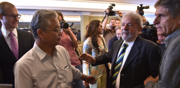 28.mar.2016 - Paulo Okamoto (de camisa branca à esquerda) e o ex-presidente Lula - Nelson Almeida/AFP