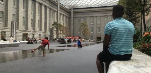 Jovem gay do Zimbábue pede asilo nos EUA para fugir de discriminação - BBC Brasil