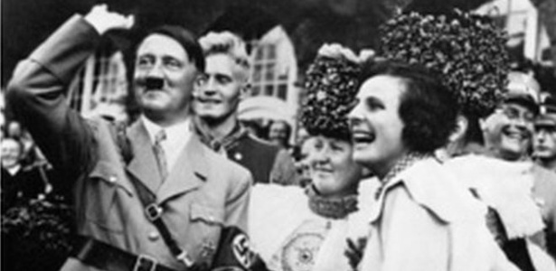 Hitler faz saudação nazista durante festa do partido - Corbis
