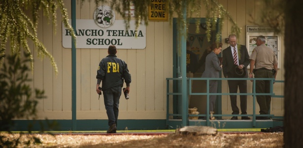 14.nov.2017 - Agentes do FBI entram na escola Rancho Tehama após o ataque armado - Elijah Nouvelage/AFP