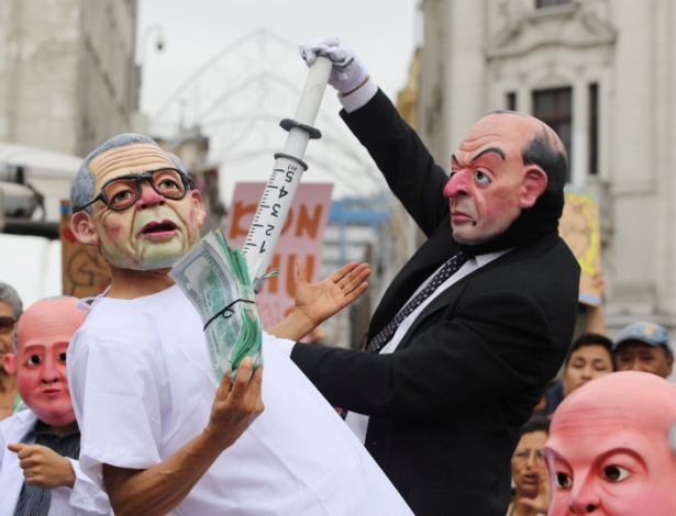 Manifestantes vestidos como o presidente peruano Pedro Pablo Kaczynski (à dir.) e o ex-presidente Alberto Fujimori (à esq.) protestam em Lima contra indulto concedido ao ex-líder autoritário - Guadalupe Pardo/Reuters
