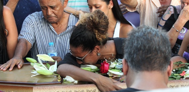 Anielle chora sobre o caixão da irmã Marielle - Marcos Arcoverde/Estadão Conteúdo