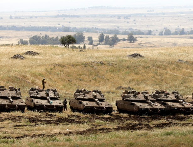 Tanques israelenses se posicionam nas colinas do Golã, área anexada por Israel na fronteira com a Síria - Menahem Kahana/AFP 